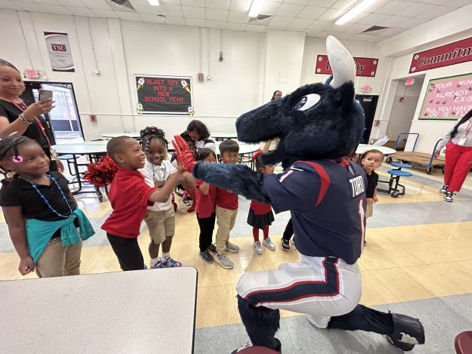 Houston Texans provide Blackshear ES students with no-cost picture day, new  uniforms - News Blog