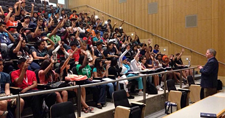El decano de admisiones de la Universidad Yale, Jeremiah Quinlan les pregunta a los estudiantes de HISD “¿quién está emocionado de ir a la universidad?”