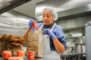 María Aristondo prepara bolsas de almuerzo de emergencia para las cocinas de HISD afectadas por las recientes inundaciones.