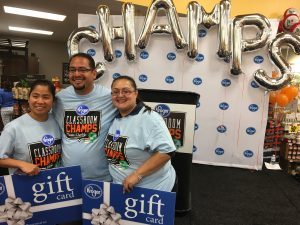 De izquierda a derecha,  Elsa Tiangco  de la Primaria Benbrook, Jesse Espinoza de la Preparatoria Waltrip y Karol Galindo de la Primaria Sherman, homenajeados como  campeones de las aulas por parte del Houston Dynamo y Kroger. Espinoza ganó el máximo honor y la oportunidad de adquirir productos gratuitos de Kroger en un lapso de 4 minutos.